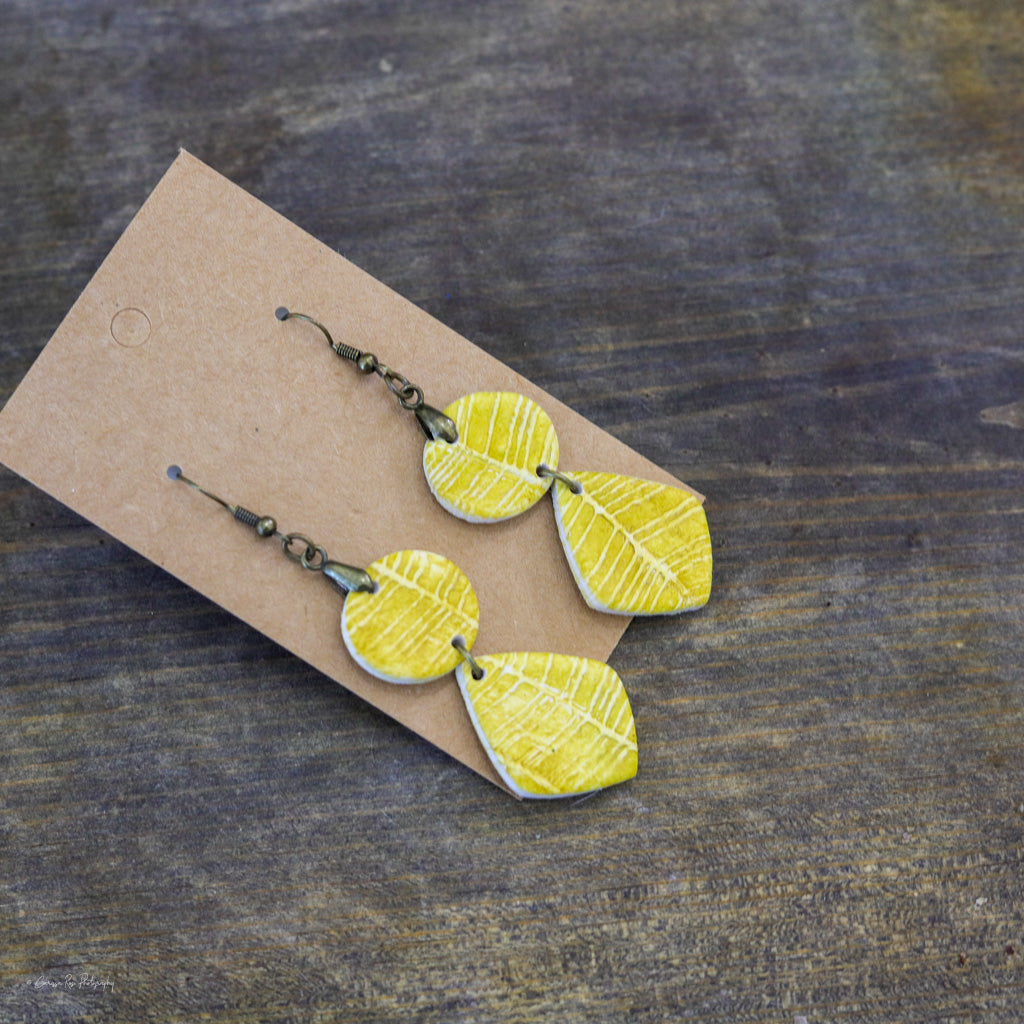 Simple Yellow Leaf Design